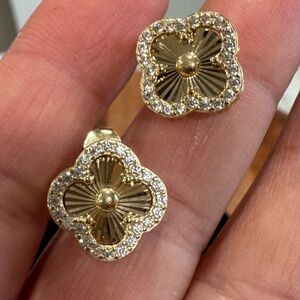 Elegant 14k gold clover earrings